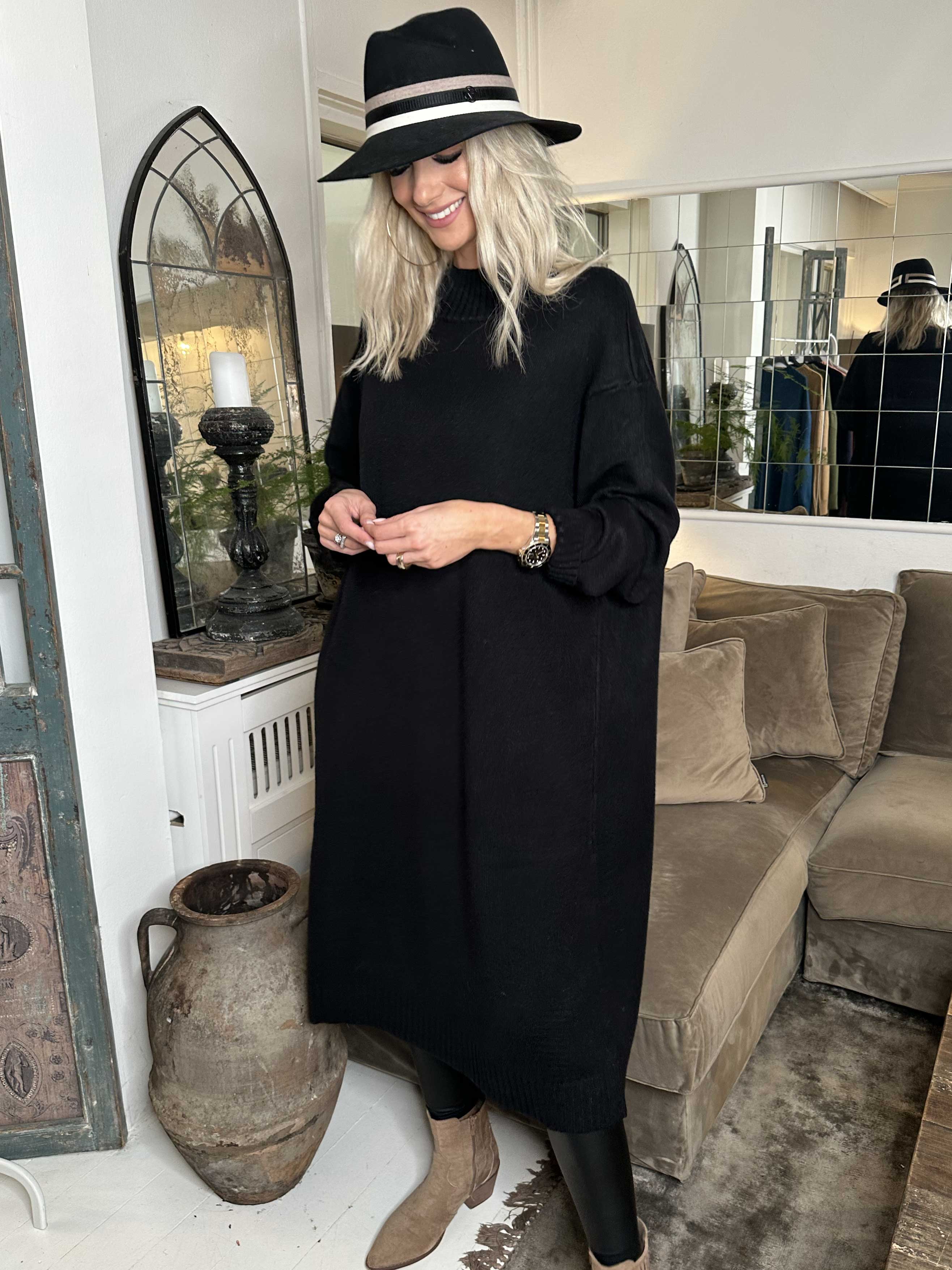 Katia - Snygg mjuk stickad klänning